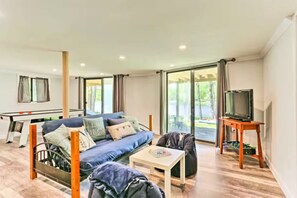 Smart TV, fireplace, ping pong, books