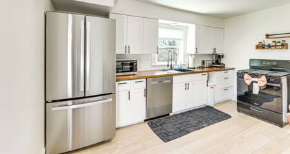 3 Mi to Dtwn: Quiet Youngstown Apt w/ Deck!