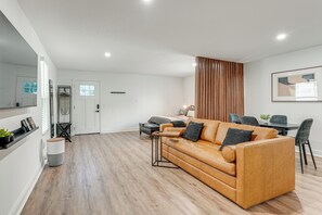 Living area - WFH Friendly! Stylish Lakeland Studio (Lakeland)