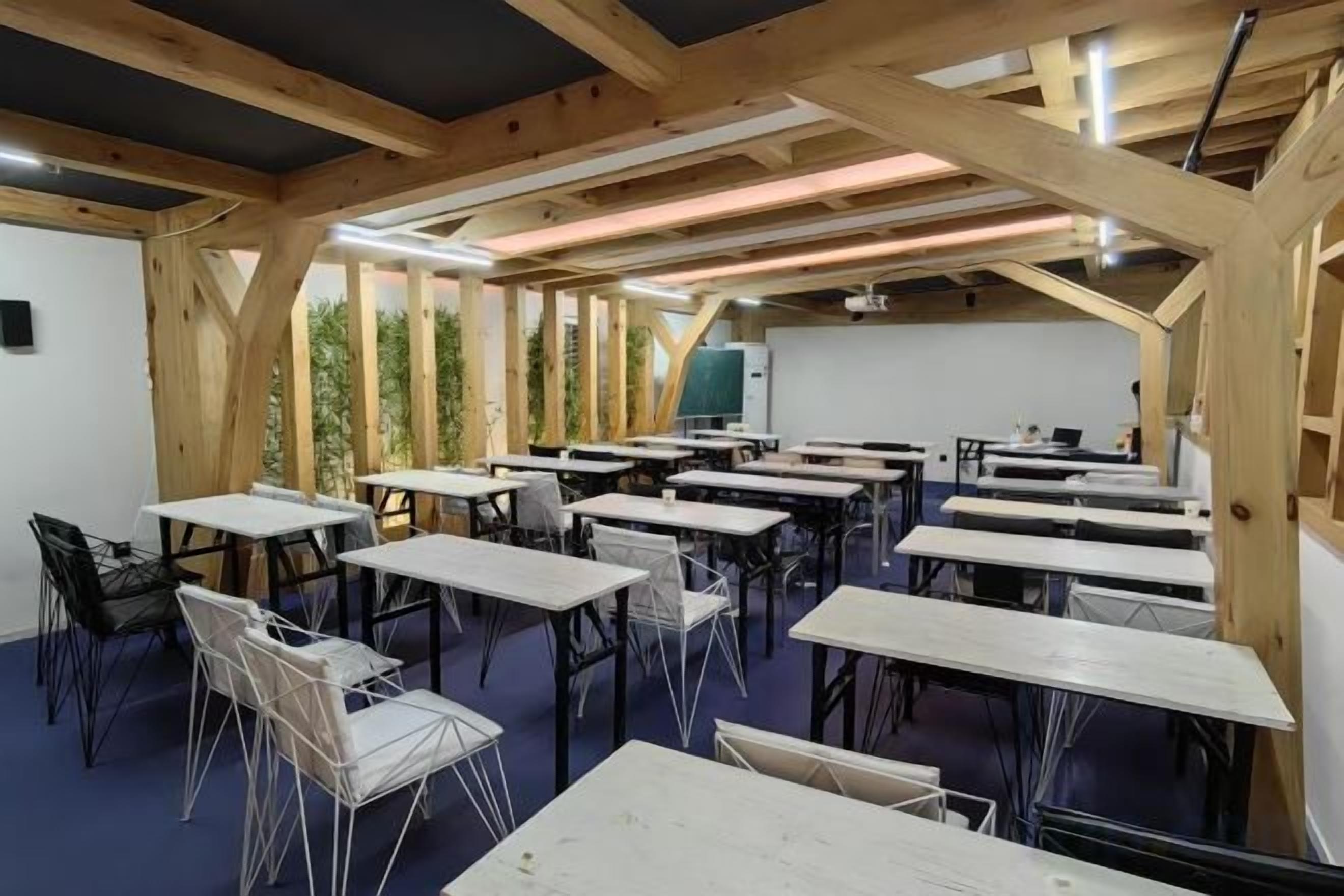 Un aula con mesas y sillas dispuestas para un trabajo en grupo.