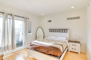 3 bedrooms, desk, iron/ironing board, Internet - Private Patio! Stay By Old Town, Lincoln Financial (Philadelphia)