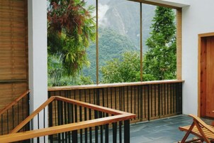 Una habitación con un ventanal que ofrece vistas a un paisaje montañoso.