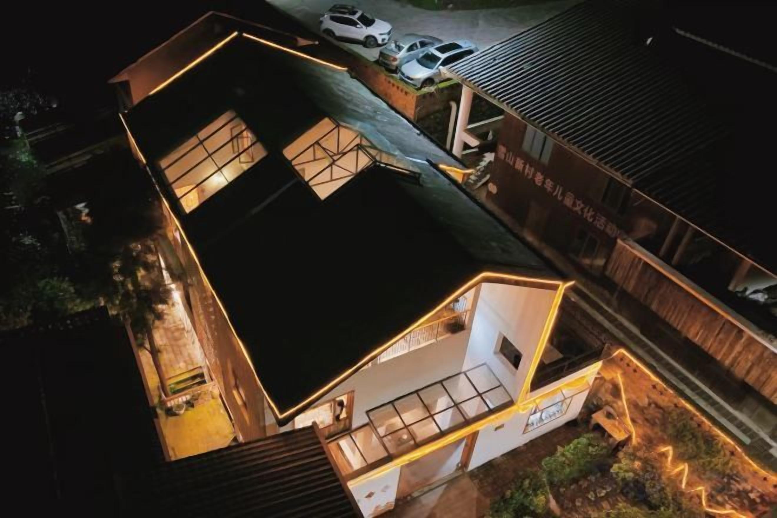 Una casa moderna con techo plano, ventanas amplias y un interior bien iluminado.