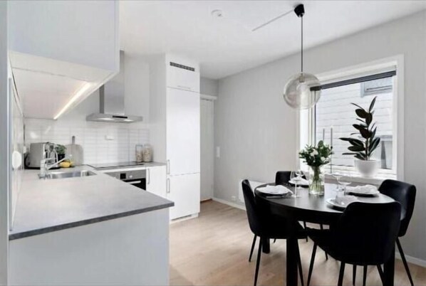 Dining room - Wonderfully Located, 2bedroom, Balcony (Ålesund)