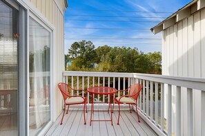 Outdoor dining - Bahama Beach Cottages house w/deck, balcony, close to beach & restaurants (Bethany Beach)