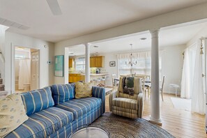 TV, peis, DVD-spiller og bøker