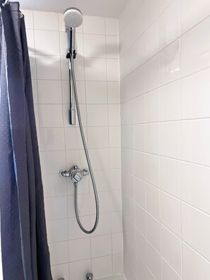 Haartrockner, Handtücher, Seife, Toilettenpapier