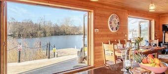 Alloggio con 4 camere da letto ad Pentney Lakes