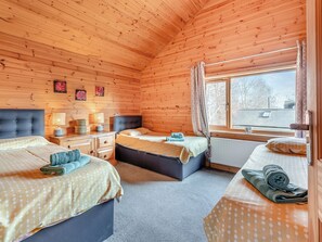 4 bedrooms, WiFi (free), bed sheets