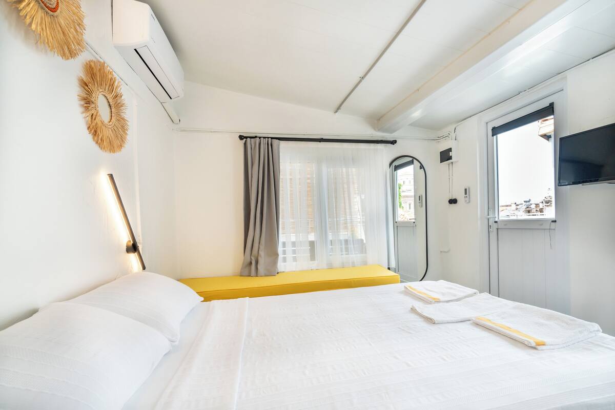 Deluxe-huone, kaupunkinäköala | Tallelokero huoneessa, ilmainen Wi-Fi