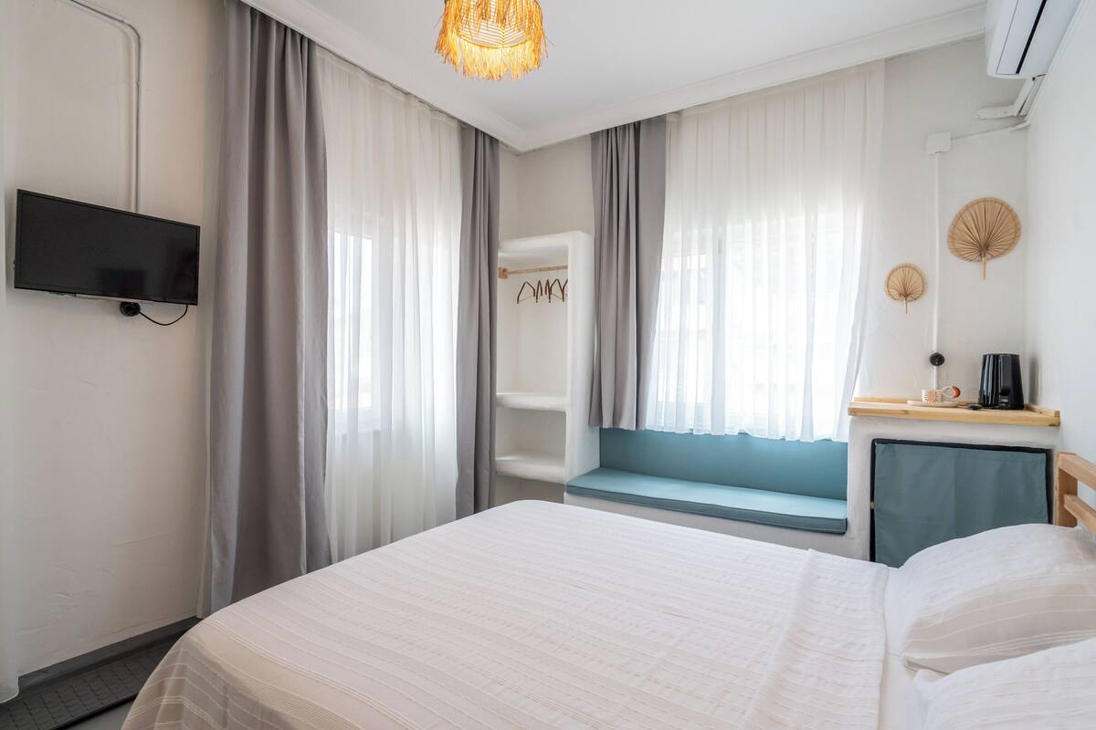 Comfort-huone, 1 keskisuuri parisänky, tupakointi kielletty, kaupunkinäköala | Tallelokero huoneessa, ilmainen Wi-Fi