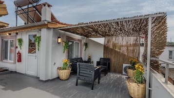 Deluxe Room, City View | Living area