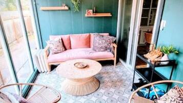 Smart TV, fireplace, video games, DVD player