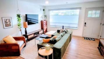 Smart TV, chimenea, videojuegos y reproductor de DVD