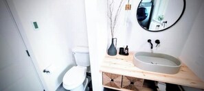 Dusche, Whirlpool, umweltfreundliche Kosmetikartikel, Haartrockner
