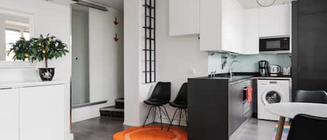 Modern and Renovated 1BR Apt in City Center | Cocina privada | Refrigerador con congelador, microondas, horno y parrilla de estufa