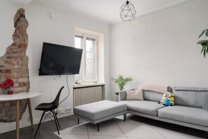 Modern and Renovated 1BR Apt in City Center | Area keluarga | Televisi layar datar 45-inci dengan saluran TV kabel