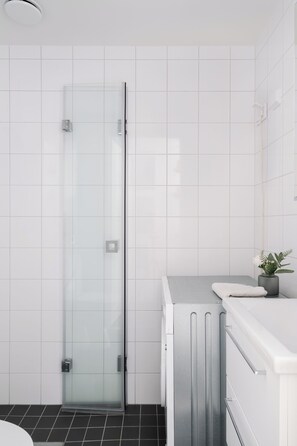 Modern and Renovated 1BR Apt in City Center | Salle de bain