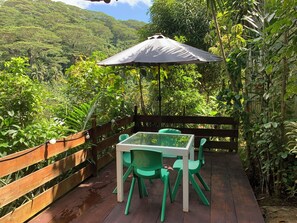 Outdoor dining - Experience Authentic Island Living: Your Home Away from Home in Moorea (Haapiti)