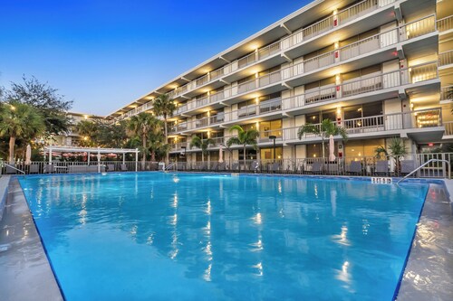 Luxury suite pool & gym. 8 mins from Disney park