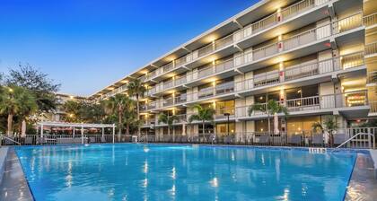 Luxury suite pool & gym. 8 mins from Disney park