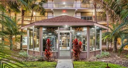 Luxury suite pool & gym. 8 mins from Disney park