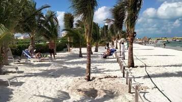 Na praia, areia branca