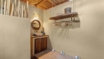 Toallas, jabón, shampoo, papel de baño
