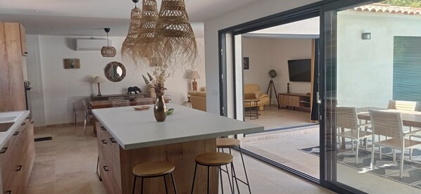 Interior - Between turquoise sea and natural pools, modern villa with private pool (Zonza)