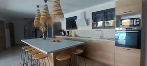 Microwave, oven, stovetop, dishwasher - Between turquoise sea and natural pools, modern villa with private pool (Zonza)
