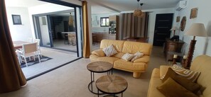 TV - New "between sea and river, modern villa with private swimming pool". (Zonza)