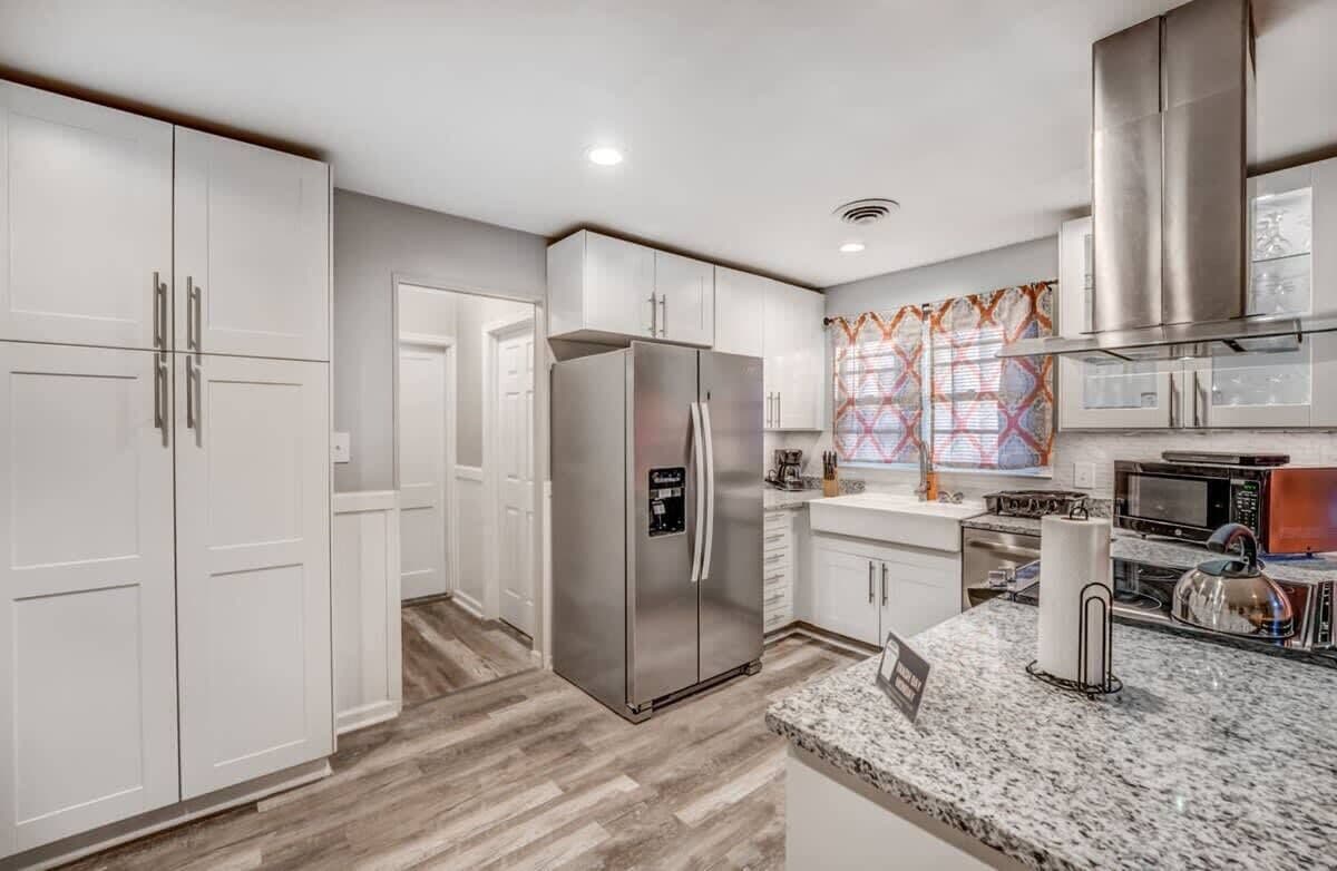 Kjøleskap, mikrobølgeovn, ovn og kokeplater