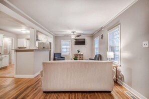 Smart TV - Near Parks, Zoo, & Downtown! Colonial Acres Abode (Memphis)