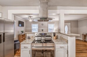 Refrigerador, microondas, horno y parrilla de estufa 