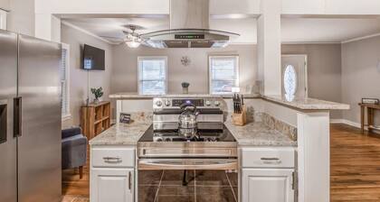 Near Parks, Zoo, & Downtown! Colonial Acres Abode