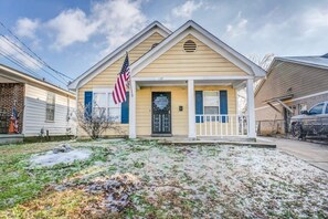 Exterior - 5 Min to Downtown & Hospital - Bluff City Bungalow (Memphis)