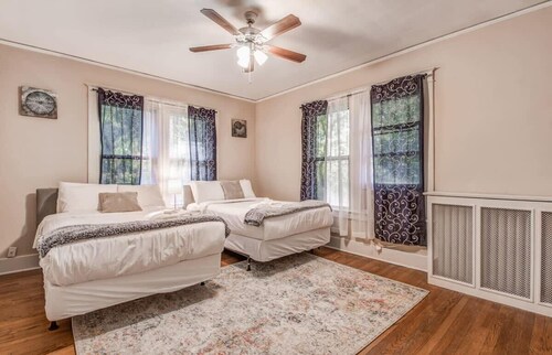 Mins to Downtown, Museum & Parks - Blue Hideaway