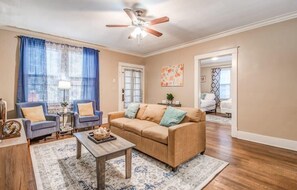Smart TV - Mins to Downtown, Bottom Unit - Bluemoon Bungalow (Memphis)