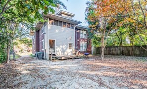 Exterior - Mins to Downtown, Bottom Unit - Bluemoon Bungalow (Memphis)