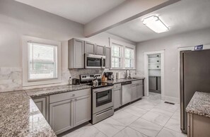 Fridge, microwave, oven, stovetop - Near Rhodes College & Downtown! The Rolling Stone (Memphis)