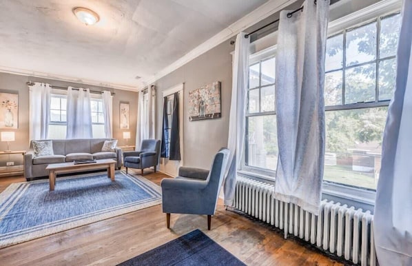 Smart TV - 10 Min to U of Memphis-Rozelle Retreat Both Units (Memphis)