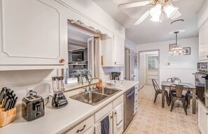 Fridge, microwave, oven, stovetop - 10 from U of Memphis & Airport- Pinecrest Perch (Memphis)