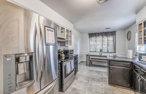 Fridge, microwave, oven, stovetop - Near Dining, Shopping, Parks! Tranquil Fox Trails (Memphis)