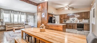 Near Dining, Shopping, Parks! McCorkle Maison