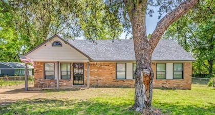 15 Mins to Downtown & Zoo! Hawkins Mill Hideaway