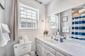 Douche, sèche-cheveux, serviettes fournies