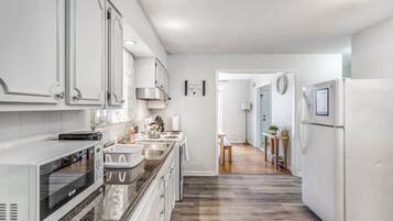 Geladeira, micro-ondas, fogão, cooktop