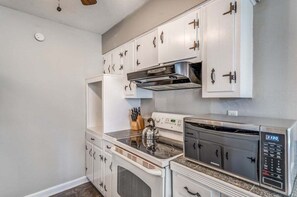 Een koelkast, een microgolfoven, een oven, een kookplaat