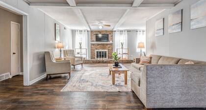 Brick Bungalow - Mins from Parks