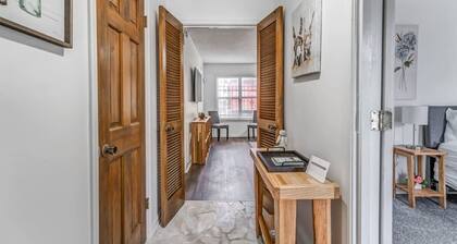 Near Dining & Shopping-Tranquility on Tulip Tree